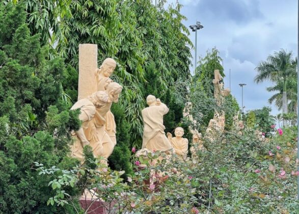 Dọc b&ecirc;n ngo&agrave;i nh&agrave; thờ l&agrave; những bức tượng đi&ecirc;u khắc, t&aacute;i hiện lại h&agrave;nh tr&igrave;nh c&oacute; t&ecirc;n "14 đ&agrave;ng Th&aacute;nh gi&aacute;," 14 thương kh&oacute; m&agrave; Ch&uacute;a Jesus đ&atilde; phải chịu đựng, từ khi bị quan Philato luận tội cho tới thời điểm Phục sinh.