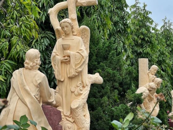 Lịch sử chứa đựng trong những bức tượng đi&ecirc;u khắc.