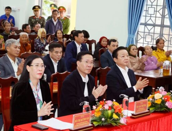 2 1 min 549x420 - Chủ tịch nước Võ Văn Thưởng thăm, tặng quà nhân dân xã nông thôn mới Bình Thuận