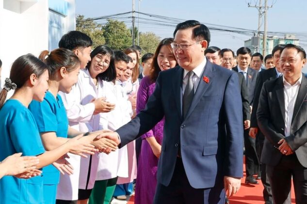 2 min 19 633x420 - Chủ tịch Quốc hội Vương Đình Huệ đến thăm Bệnh viện Quốc tế La Vie tại Vientiane