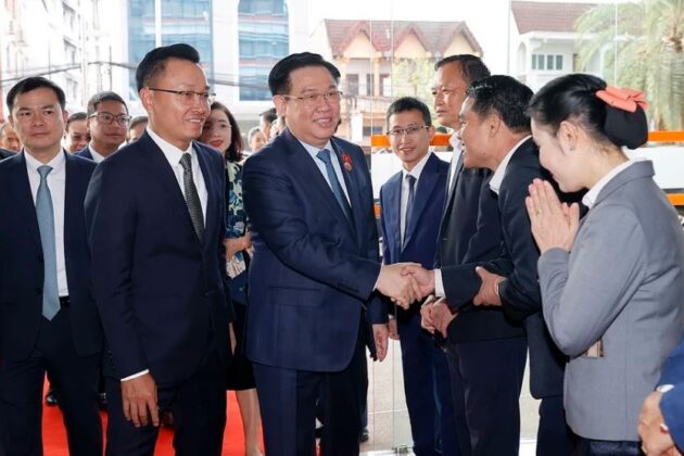 2 min 23 630x420 - Chủ tịch Quốc hội Vương Đình Huệ thăm Công ty Star Telecom tại Lào