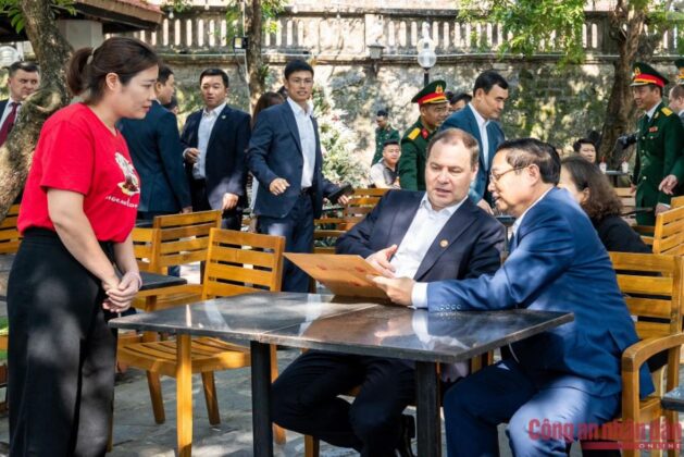 2 min 27 629x420 - Thủ tướng Belarus thưởng thức cà phê và bánh mỳ Việt Nam