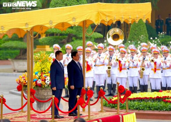 2 min 35 587x420 - Thủ tướng Phạm Minh Chính chủ trì lễ đón và hội đàm với Thủ tướng Campuchia