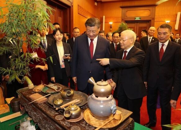 2 min 45 583x420 - Tổng Bí thư Nguyễn Phú Trọng, Tổng Bí thư, Chủ tịch nước Trung Quốc dự Tiệc trà