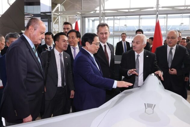 2 min 631x420 - Thủ tướng thăm Tập đoàn Công nghiệp Hàng không Vũ trụ Thổ Nhĩ Kỳ