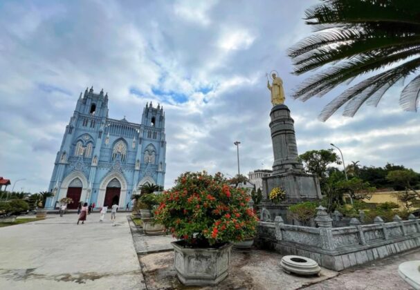 Ph&iacute;a b&ecirc;n phải trước nh&agrave; thờ được đặt tượng Th&aacute;nh Đa Minh, vị th&aacute;nh C&ocirc;ng gi&aacute;o s&aacute;ng lập ra d&ograve;ng truyền gi&aacute;o Dominico từ thế kỉ 12, cũng l&agrave; d&ograve;ng truyền gi&aacute;o đầu ti&ecirc;n đến Việt Nam v&agrave;o thế kỉ 16.
