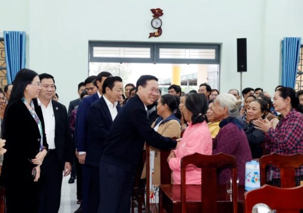 2 min 74 597x420 - Chủ tịch nước Võ Văn Thưởng thăm, tặng quà nhân dân xã nông thôn mới Bình Thuận