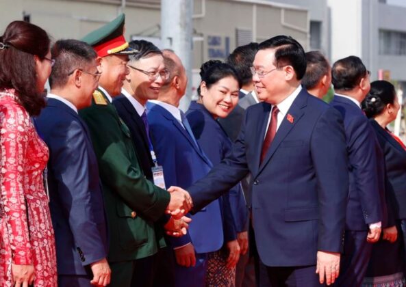 3 min 13 593x420 - Chủ tịch Quốc hội đến Vientiane, bắt đầu tham dự Hội nghị Cấp cao Quốc hội CLV