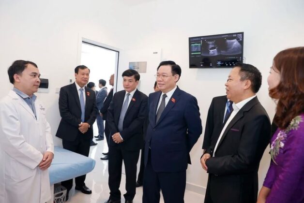 3 min 19 628x420 - Chủ tịch Quốc hội Vương Đình Huệ đến thăm Bệnh viện Quốc tế La Vie tại Vientiane