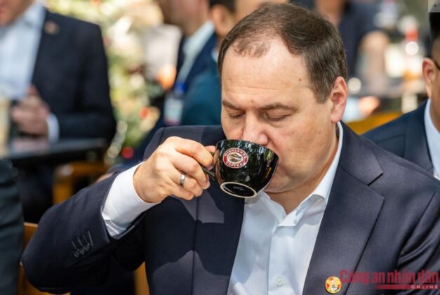 3 min 27 627x420 - Thủ tướng Belarus thưởng thức cà phê và bánh mỳ Việt Nam