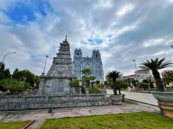 3 min 70 562x420 - Kiến trúc Gothic độc đáo của Thánh đường lớn nhất khu vực Đông Nam Á