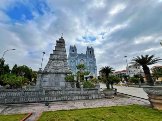 B&ecirc;n tr&aacute;i c&oacute; Lăng lưu trữ h&agrave;i cốt của 83 người tử đạo thuộc họ đạo xứ Ph&uacute; Nhai cao 15m.