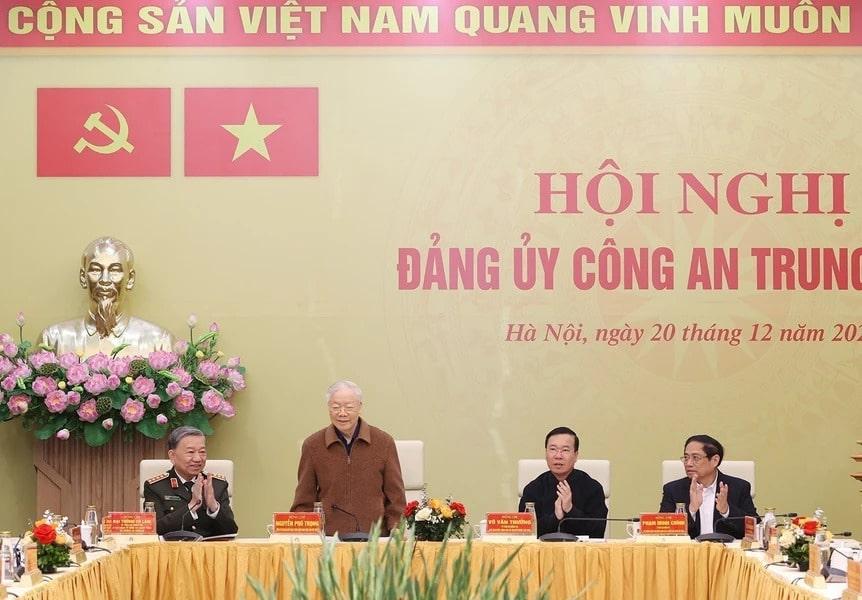 Tổng Bí thư Nguyễn Phú Trọng với đại biểu dự hội nghị.
