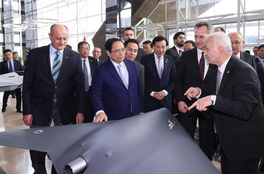 Thủ tướng thăm Tập đoàn Công nghiệp Hàng không Vũ trụ Thổ Nhĩ Kỳ