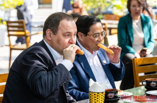 4 min 27 636x420 - Thủ tướng Belarus thưởng thức cà phê và bánh mỳ Việt Nam