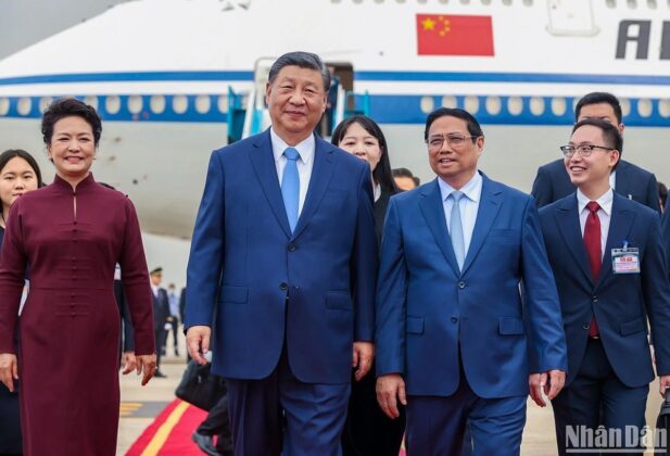4 min 41 617x420 - Tổng Bí thư, Chủ tịch Trung Quốc Tập Cận Bình đến Hà Nội, bắt đầu chuyến thăm Việt Nam