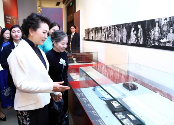 4 min 44 586x420 - Phu nhân Tổng Bí thư Việt Nam-Trung Quốc thăm Bảo tàng Phụ nữ