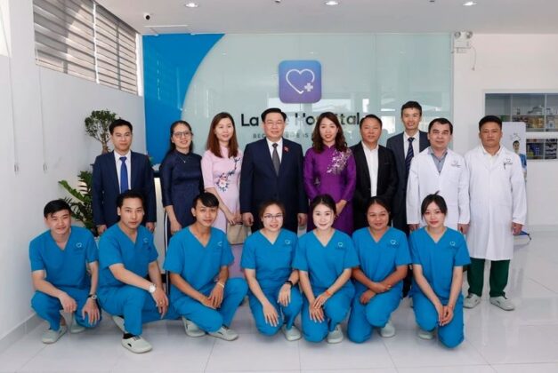 5 min 19 627x420 - Chủ tịch Quốc hội Vương Đình Huệ đến thăm Bệnh viện Quốc tế La Vie tại Vientiane