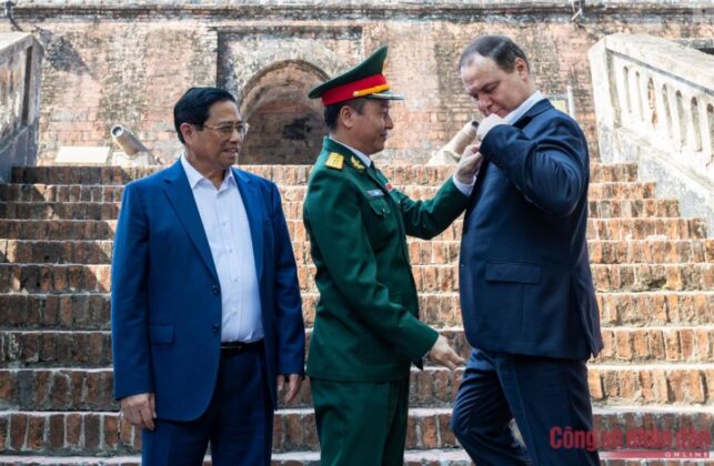 5 min 27 643x420 - Thủ tướng Belarus thưởng thức cà phê và bánh mỳ Việt Nam