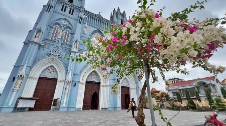 Nh&agrave; thờ d&agrave;i 80 m&eacute;t, rộng 27 m&eacute;t, cao 30 m&eacute;t. Hai th&aacute;p chu&ocirc;ng cao 44 m&eacute;t đặt 4 quả chu&ocirc;ng được đ&uacute;c từ Ph&aacute;p chuyển sang