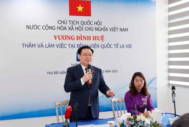 6 min 16 625x420 - Chủ tịch Quốc hội Vương Đình Huệ đến thăm Bệnh viện Quốc tế La Vie tại Vientiane