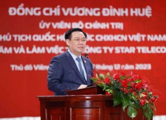 Chủ tịch Quốc hội Vương Đình Huệ thăm Công ty Star Telecom tại Lào