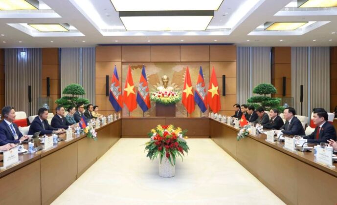 6 min 33 689x420 - Chủ tịch Quốc hội Vương Đình Huệ hội kiến Thủ tướng Campuchia Samdech Hun Manet
