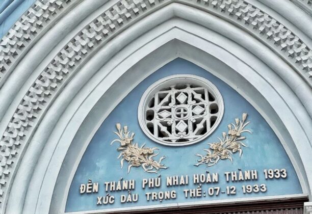 Nh&agrave; thờ khởi c&ocirc;ng từ năm 1866 do ch&iacute;nh c&aacute;c Gi&aacute;m mục v&agrave; Linh mục Ph&aacute;p cho x&acirc;y dựng. Kh&aacute;nh th&agrave;nh năm 1922 nhưng bị cơn b&atilde;o lớn t&agrave;n ph&aacute; nặng nề năm 1929, sau đ&oacute;, nh&agrave; thờ tiếp tục được x&acirc;y dựng lại v&agrave; ho&agrave;n th&agrave;nh năm 1933.