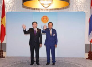 Chủ tịch Quốc hội Vương Đình Huệ và Chủ tịch Quốc hội Vương quốc Thái Lan Wan Muhamad Noor Matha.