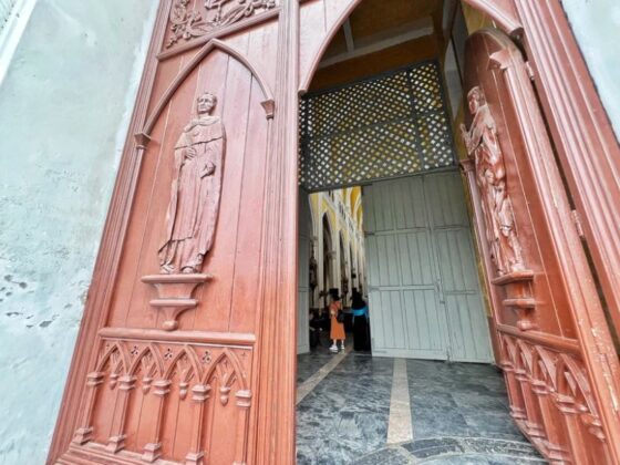 Những bức tượng đắp nổi tr&ecirc;n cửa, b&ecirc;n h&ocirc;ng nh&agrave; thờ c&ugrave;ng với c&aacute;c h&agrave;ng chữ nho trang tr&iacute; đ&atilde; tạo n&ecirc;n một n&eacute;t ri&ecirc;ng biệt cho nh&agrave; thờ.