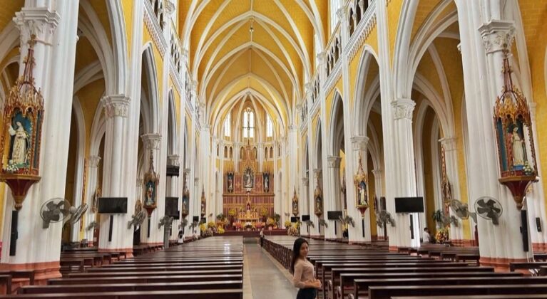 Bước v&agrave;o b&ecirc;n trong nh&agrave; thờ l&agrave; kh&ocirc;ng gian đồ sộ của lối kiến tr&uacute;c Gothic với những m&aacute;i v&ograve;m nhọn cao v&uacute;t mang vẻ đẹp lộng lẫy, ho&agrave;nh tr&aacute;ng.