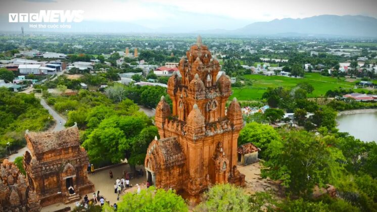 Một năm người Chăm c&oacute; 4 lễ hội lớn trong đ&oacute; lễ hội đặc sắc nhất, lớn nhất v&agrave; đ&ocirc;ng đảo nhất vẫn l&agrave; lễ hội Kate được tổ chức v&agrave;o th&aacute;ng 7 Chăm lịch (Th&aacute;ng 9,10 dương lịch) để tưởng nhớ c&aacute;c vị vua anh h&ugrave;ng v&agrave; &ocirc;ng b&agrave; tổ ti&ecirc;n.