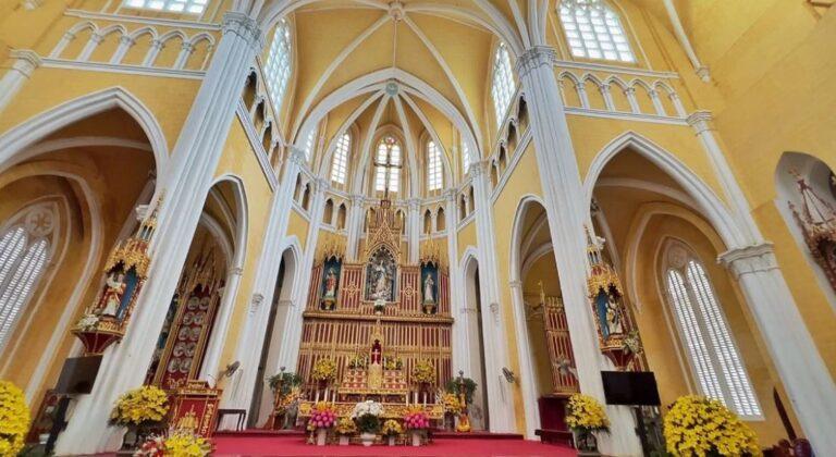 Cũng như c&aacute;c nh&agrave; thờ C&ocirc;ng gi&aacute;o kh&aacute;c, nh&agrave; thờ Ph&uacute; Nhai kiến tr&uacute;c theo chiều dọc, ban thờ ở cuối c&ugrave;ng, ngo&agrave;i tượng Ch&uacute;a Giesu ngự trị ở ng&ocirc;i vị cao nhất, b&ecirc;n dưới c&oacute; tượng Đức Mẹ V&ocirc; Nhiễm Nguy&ecirc;n Tội được đi&ecirc;u khắc tỉ mỉ.