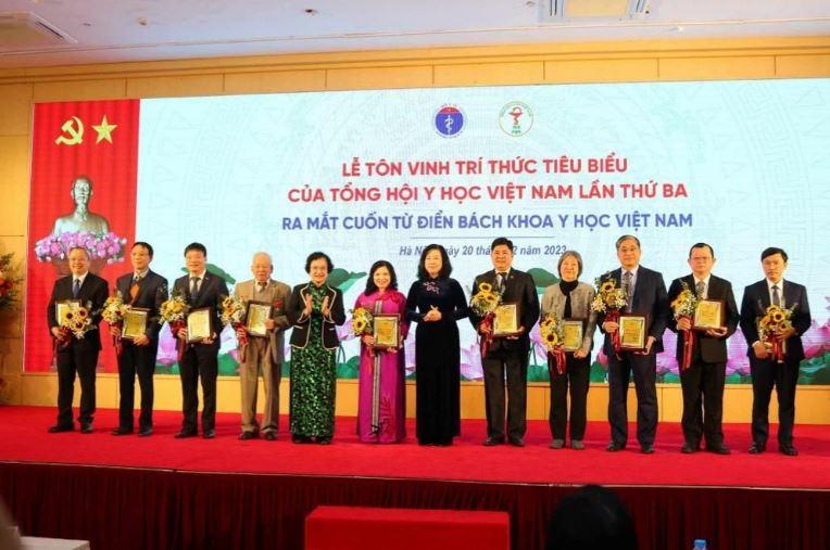 Bo truong Bo Y te va cac tri thuc tieu bieu min - Tổng hội Y học ra mắt Cuốn Từ điển Bách khoa Y học Việt Nam
