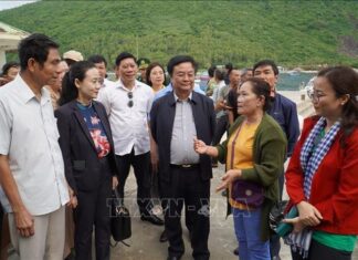 Bộ trưởng Lê Minh Hoan đối thoại với ngư dân