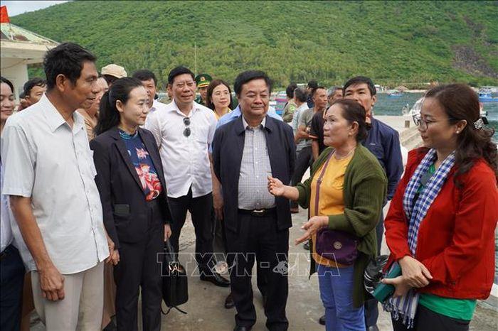 Bo truong Le Minh Hoan doi thoai voi ngu dan - Bộ trưởng Lê Minh Hoan đối thoại với ngư dân