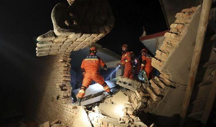 Cong tac cuu ho dong dat - Số nạn nhân chết do động đất tại Trung Quốc tăng lên 127 người