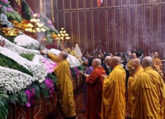 Đại lễ tưởng niệm 715 năm Phật hoàng Trần Nhân Tông nhập niết bàn Đại lễ tưởng niệm 715 năm Phật hoàng Trần Nhân Tông nhập niết bàn