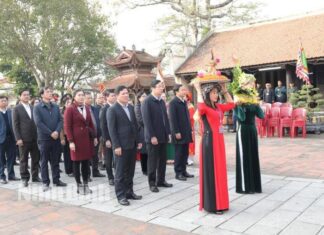 Dâng hương tại Đền thờ Nguyễn Công Trứ Dâng hương tại Đền thờ Nguyễn Công Trứ