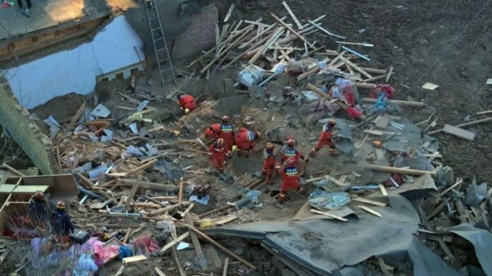 Động đất rung chuyển Trung Quốc, chạy đua tìm người sống sót