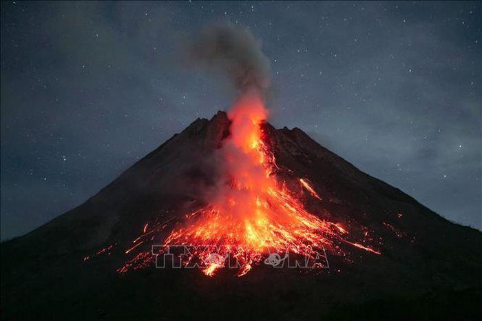 Dung nham phun trao tu nui lua Merapi o Magelang - Indonesia cảnh báo nguy cơ sau khi núi lửa Merapi phun trào
