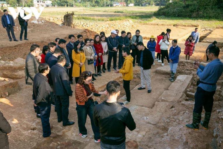 Các đại biểu thực địa tại điểm khai quật thành Nà Lữ.