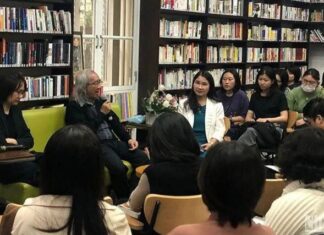 Các diễn giả trò chuyện về văn học Nhật Bản và tác giả Yasushi Inoue.