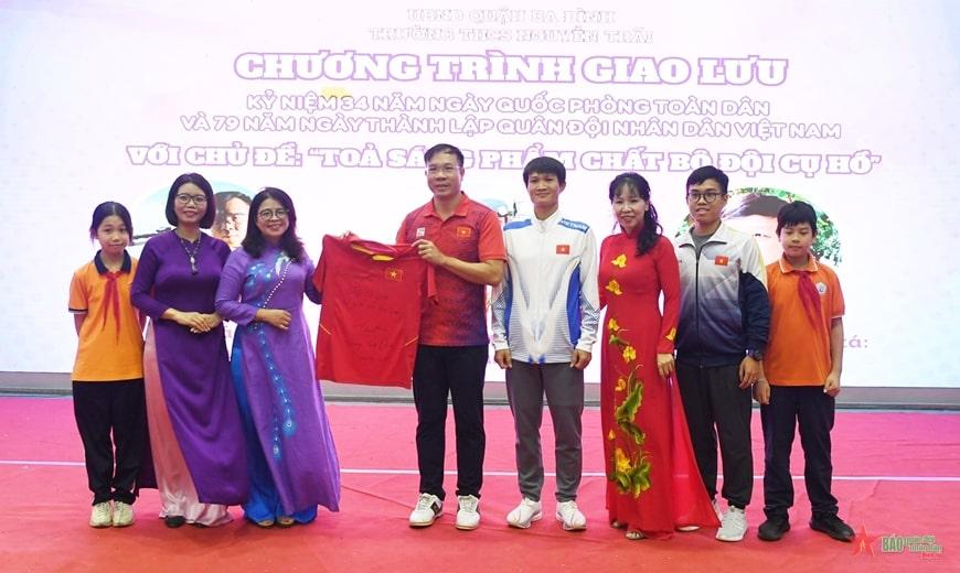 Lan toa hinh anh Bo doi Cu Ho 2 min - Lan tỏa hình ảnh Bộ đội Cụ Hồ đến với các em học sinh