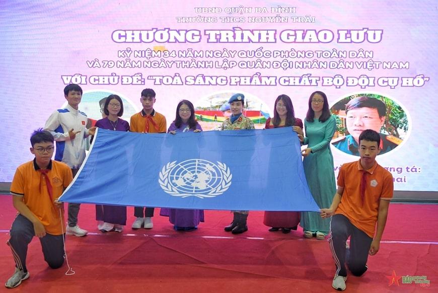 Lan toa hinh anh Bo doi Cu Ho 3 min - Lan tỏa hình ảnh Bộ đội Cụ Hồ đến với các em học sinh