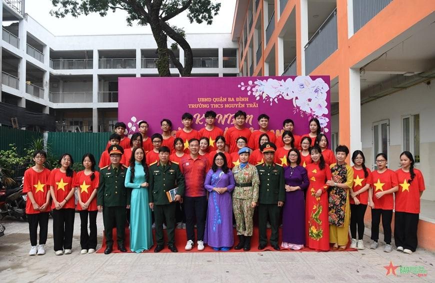 Lan toa hinh anh Bo doi Cu Ho min - Lan tỏa hình ảnh Bộ đội Cụ Hồ đến với các em học sinh