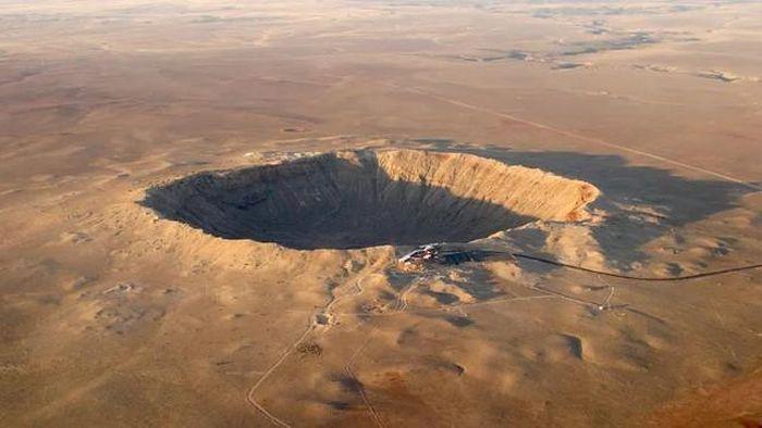 Mieng ho va cham Barringer Crater o Arizona - 'Quả cầu lõm' vũ trụ khoét lỗ thủng 1,3 km ở Mỹ?