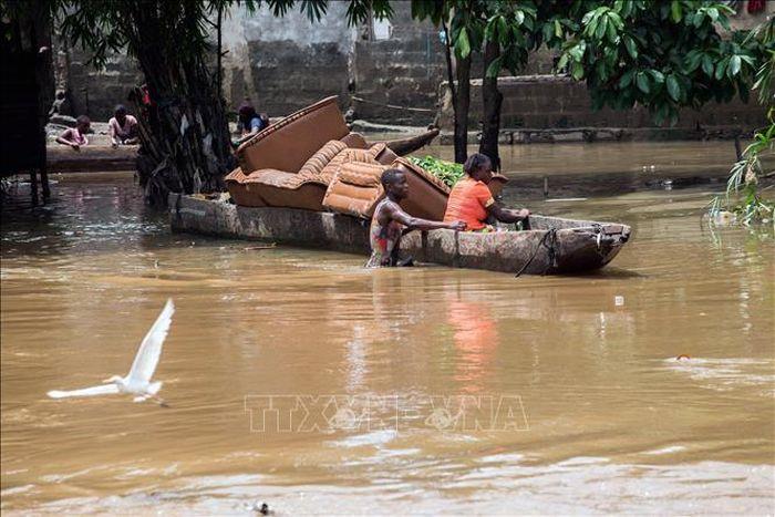 Nguoi dan di chuyen bang thuyen tren duong pho ngap lut - Nhiều người chết và mất tích do lũ lụt tại Nam Phi, CH Congo