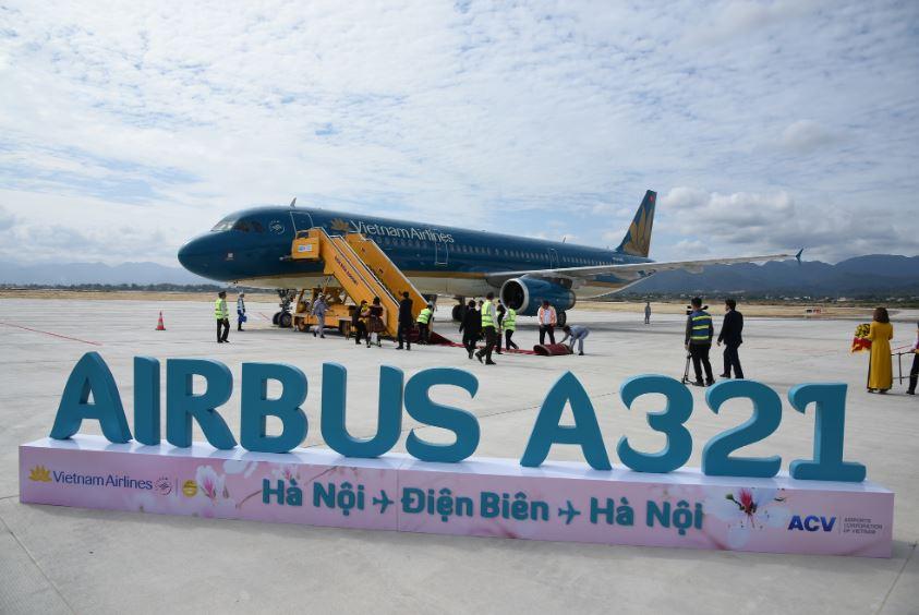 Nhung hanh khach 2 min - Những hành khách đầu tiên 'xông đất' sân bay Điện Biên mới