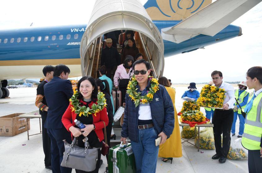 Nhung hanh khach 3 min - Những hành khách đầu tiên 'xông đất' sân bay Điện Biên mới